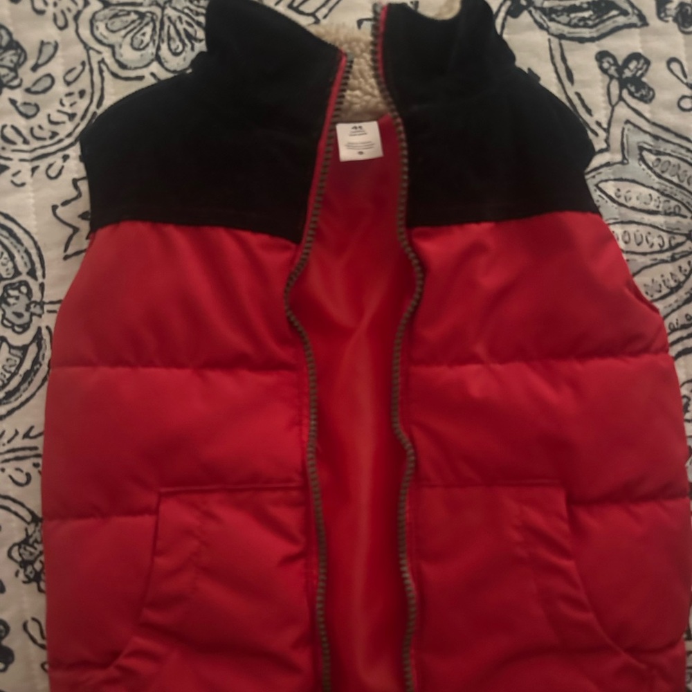 Carters like new size 4T winter vest